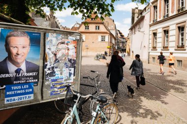 Strasbourg, Fransa - 26 Nisan 2017: Street view birden çok hurdalığın seçimleri posterleri 2017 Fransa cumhurbaşkanlığı seçimleri ilk tur ile