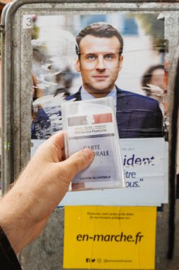 Emmanuel Macron önünde düzenlenen Fransız seçmen kayıt kartı 