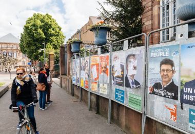 Seçimleri posterler oylama gününde hayran insanlar 