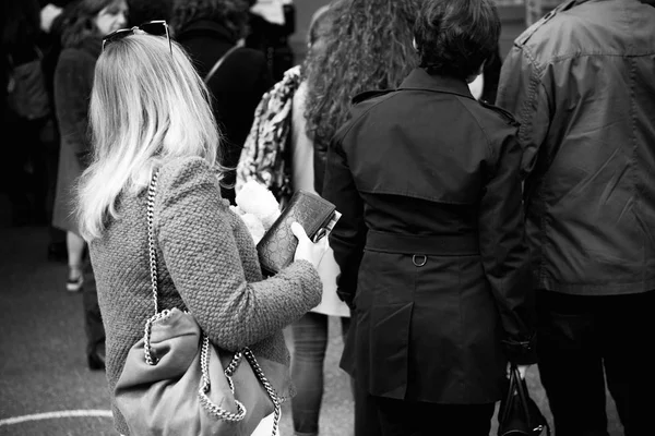 Страсбург Франция Апреля 2017 Года Женщина Стоящая Очереди Проголосовать Первом — стоковое фото