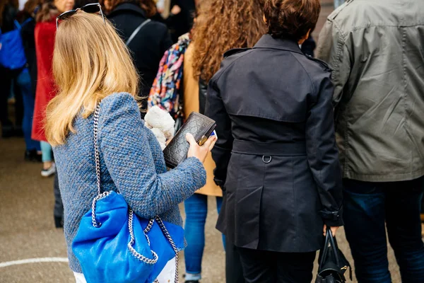 Vrouw met carte electorale te wachten om te stemmen — Stockfoto