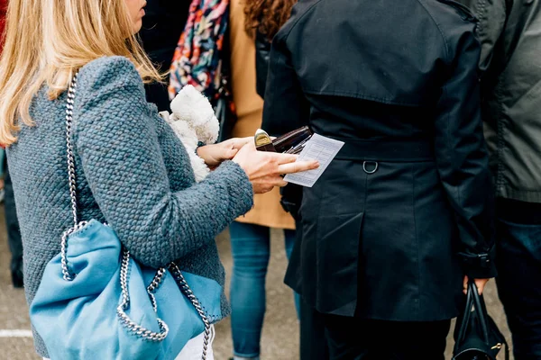 Mujer sosteniendo carta electorale esperando votar — Foto de Stock