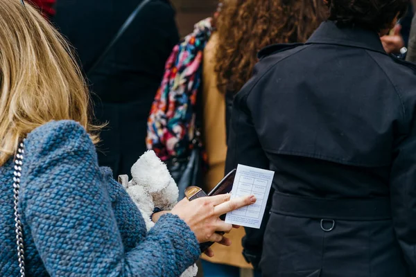 Vrouw met carte electorale te wachten om te stemmen — Stockfoto