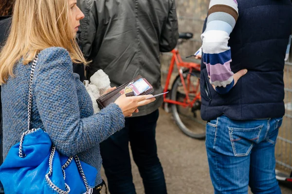 Kobieta trzyma electorale carte czeka na głosowanie — Zdjęcie stockowe