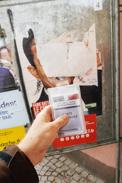 Cartão de registo do eleitor francês realizado em frente ao Benoit Hamon po — Fotografia de Stock