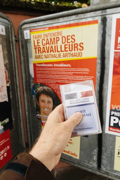 Tarjeta de registro de votantes francesa frente a Nathalie Arthaud — Foto de Stock