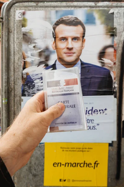 Emmanuel Macron önünde düzenlenen Fransız seçmen kayıt kartı 