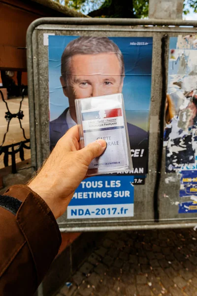 法国选民登记卡在前面举行的尼古拉 · 杜邦 A — 图库照片