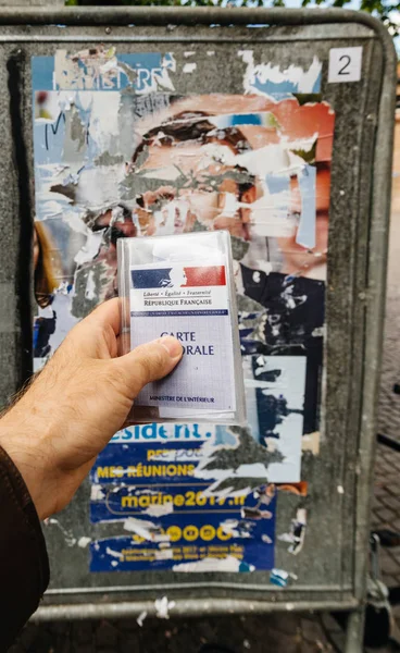 Carta di registrazione elettore francese tenuta di fronte a Marine Le Pen po — Foto Stock