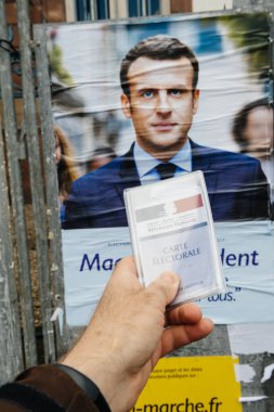 Emmanuel Macron önünde düzenlenen Fransız seçmen kayıt kartı 