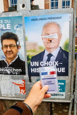 Francois Asselin önünde düzenlenen Fransız seçmen kayıt kartı