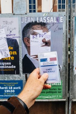 Jean Lassalle po önünde düzenlenen Fransız seçmen kayıt kartı
