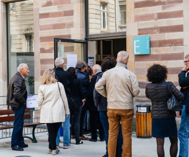 Fransız Başkan ilk turda oy için insanlar sıra