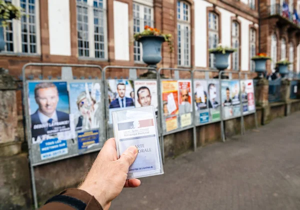 Французская карточка регистрации избирателей перед всеми кандидатами F — стоковое фото