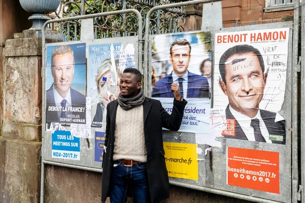 Schwarzer ethnischer Mann zeigt Unterstützung für Emmanuel Macron — Stockfoto