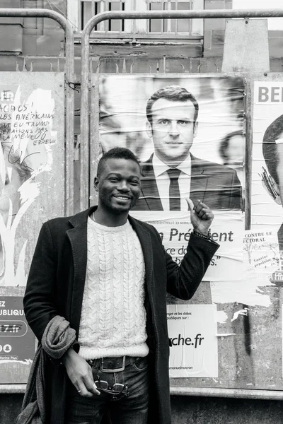 Uomo di etnia nera che mostra sostegno a Emmanuel Macron — Foto Stock