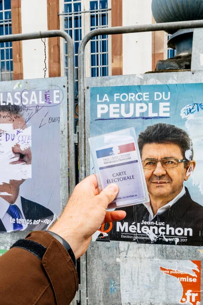法国选民登记卡捧着 Jean-luc Melench — 图库照片