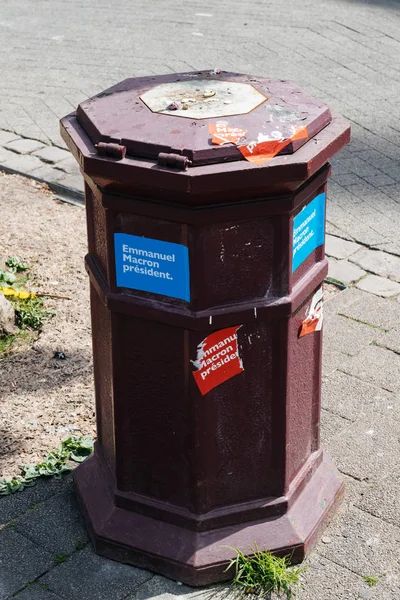 与伊曼纽尔长音符贴纸的街头垃圾桶 — 图库照片