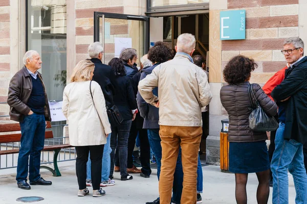 People queue to vote in the first round of the French presidenti — Stock Photo, Image