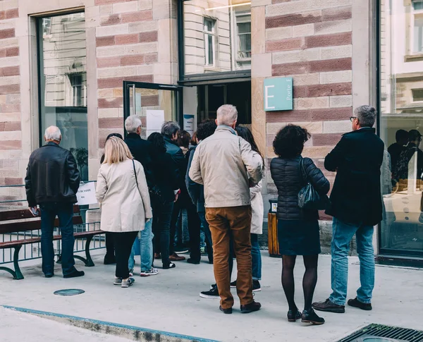 Mensen wachtrij om te stemmen in de eerste ronde van de Franse VoorzitterI — Stockfoto