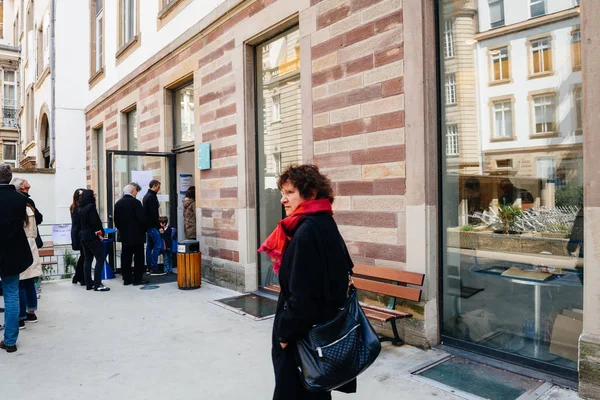 Mujer que llega a la estación de billar francesa para Presidential Electi —  Fotos de Stock