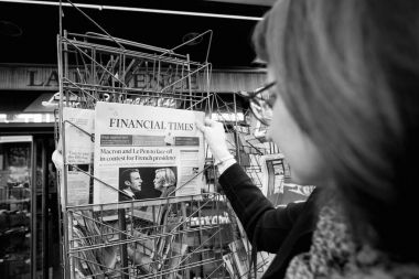 Kadın Financial Times Uluslararası satın alma ile Emmanuel M tuşuna basın.