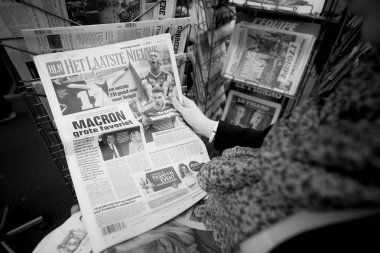 Uluslararası basın satın alma Emmanuel Macron ve deniz ile kadın