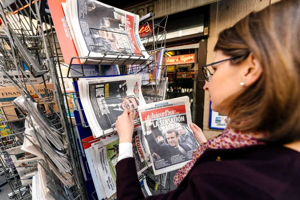 Mujer comprando prensa internacional con Emmanuel Macron Aujord 'hui — Foto de Stock