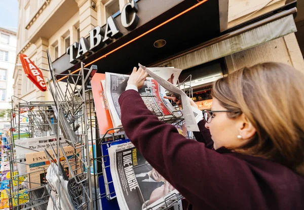 Mujer comprando prensa internacional con Emmanuel Macron y Marine — Foto de Stock