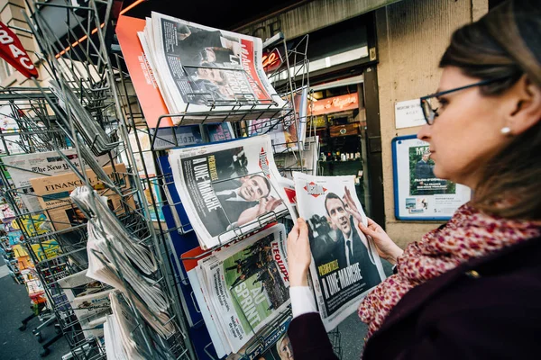 Mujer comprando prensa internacional con Emmanuel Macron y Marine — Foto de Stock