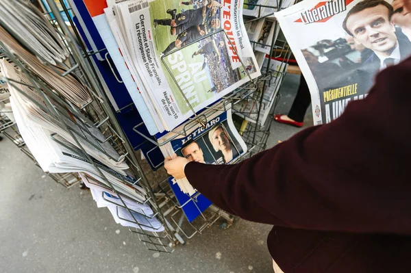 Mujer comprando prensa internacional con Emmanuel Macron y Marine — Foto de Stock