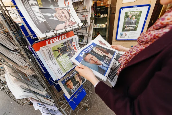 Mujer comprando prensa internacional con Emmanuel Macron y Marine — Foto de Stock