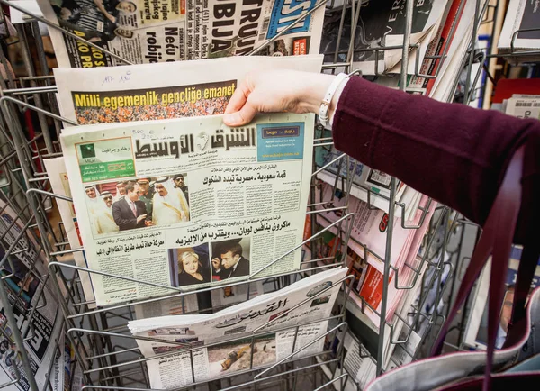 Mujer comprando prensa internacional con Emmanuel Macron y Marine — Foto de Stock