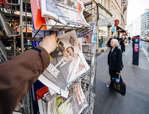 Ο άνθρωπος που αγοράζοντας διεθνή τύπο με Emmanuel Macron και ΘΑΛΑΣΣΙΩΝ l — Φωτογραφία Αρχείου