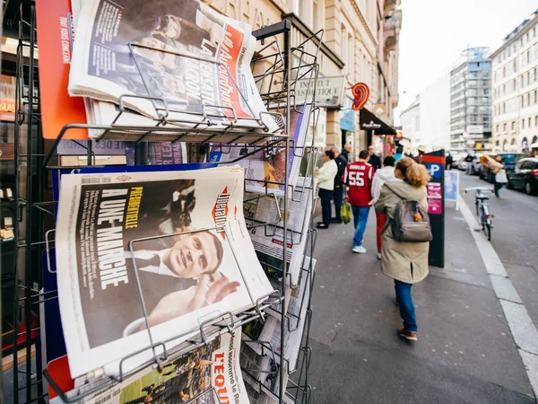 Γυναίκα αγοράζοντας διεθνή τύπο με Emmanuel Macron και Ναυτιλίας — Φωτογραφία Αρχείου