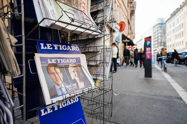 Le Figaro Prensa francesa con Emmanuel Macron y Marine le Pen — Foto de Stock