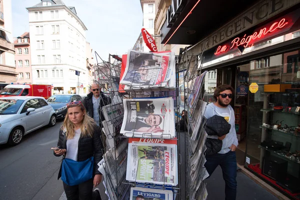 Peatones cerca de la prensa internacional con Emmanuel Macron y Macron — Foto de Stock