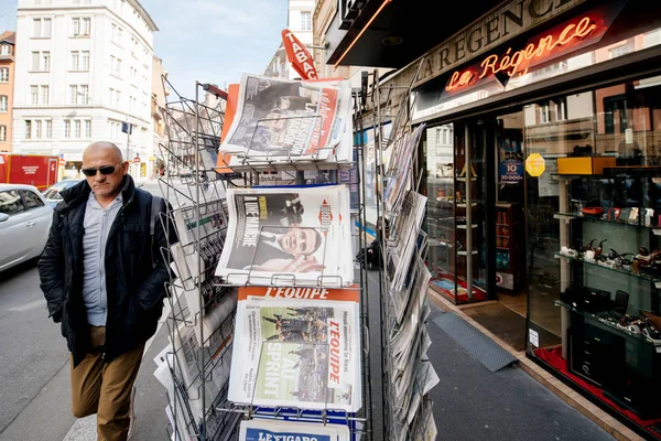 Пешеходы вблизи международной прессы с Эммануэлем Макроном и Ма — стоковое фото