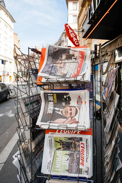 Quiosco de prensa con resultados de elecciones presidenciales en Francia, París —  Fotos de Stock