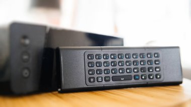 Dolu qwerty klavye yanında Internet tv kutusu 