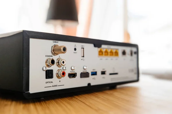 Achteraanzicht Van Een Coaxiale Glasvezel Internet Modem Met Meerdere Lan — Stockfoto