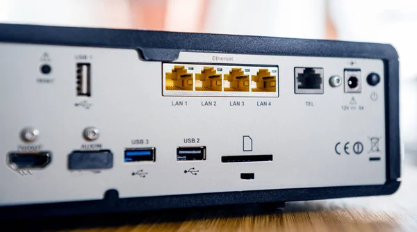 Plusieurs ports pour la connexion derrière la TV Box — Photo