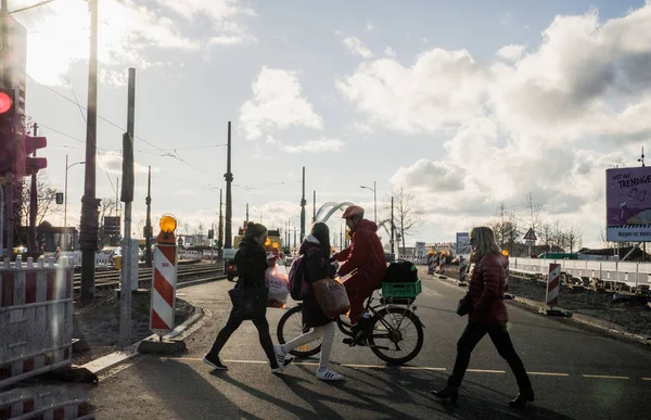 Seguridad vial de los peatones cruzando la intersección alemana — Foto de Stock