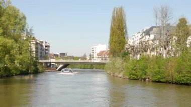 STRASBOURG, FRANCE - CIRCA 2017: Güneşli bir bahar gününde Strasbourg şehrine hayran turistlerle kanal suyunda Batorama teknesi
