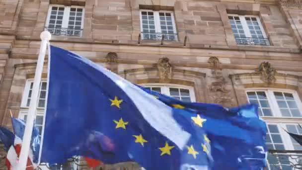 Primo Piano Delle Bandiere Europee Davanti All Edificio Del Parlamento — Video Stock