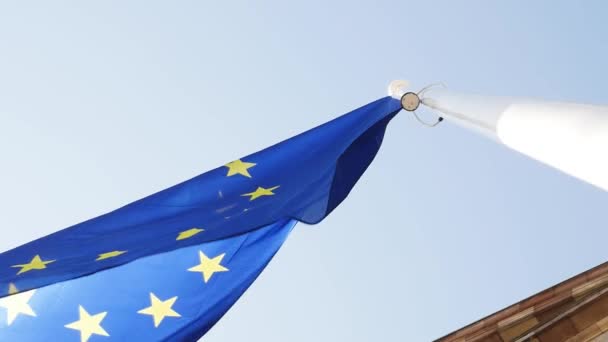 Närbild Europa Flagga Framför Europaparlamentets Byggnad — Stockvideo