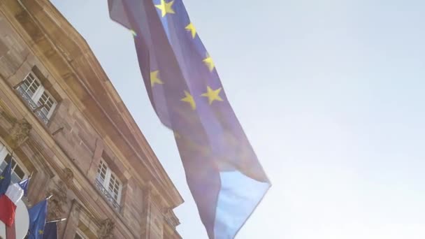 欧州議会の建物の前にヨーロッパのフラグのクローズ アップ — ストック動画