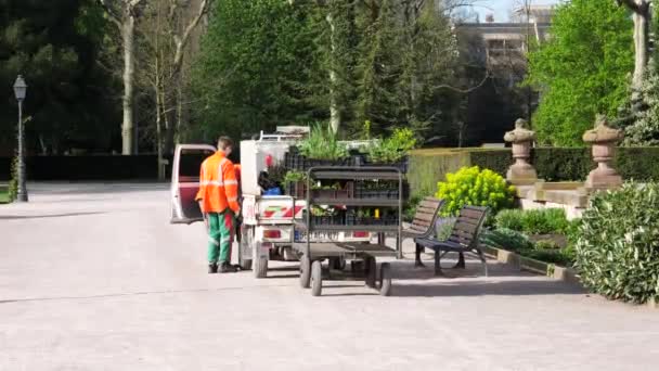 새로운 신선한 나무와 공원에 트레일러 운반로 가까이 정원사의 스트라스부르 프랑스 — 비디오