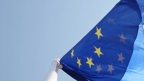 Close Europe Flag Front European Parliament Building — Stock Video