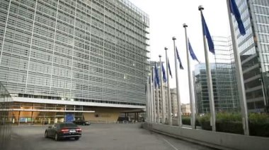 Europe bayraklar Avrupa Parlamento binası önünde Close-Up
